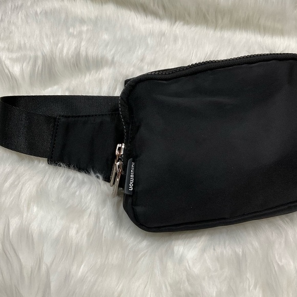 Lululemon Everywhere Belt Bag - Picture 3 of 13